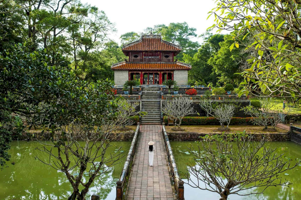 It is set amidst a serene and picturesque landscape